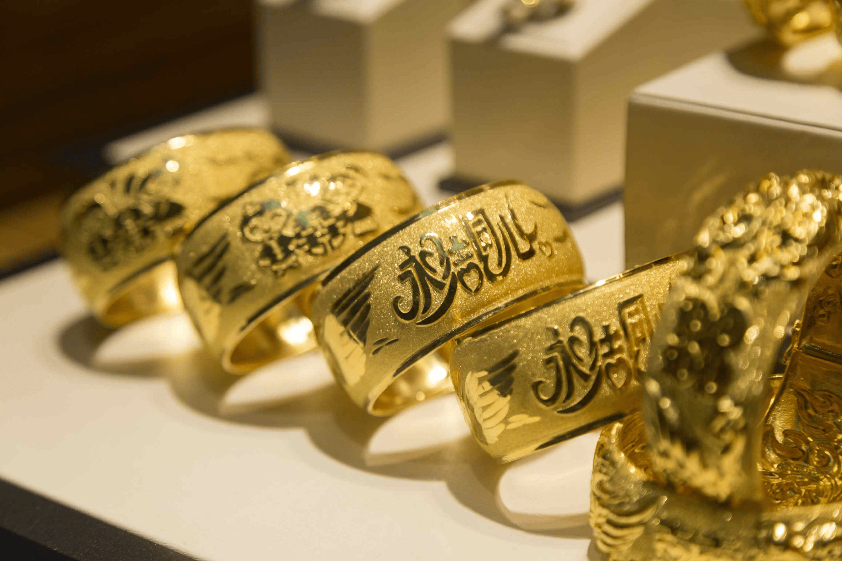 “黄金界爱马仕”赚麻了，老铺黄金半年净利润超20亿，机构预计下半年还要涨价