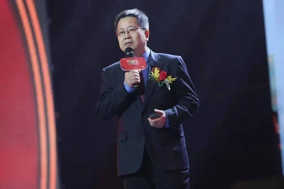山东下岗技术员，干出800亿“果链”龙头，又将收获200亿IPO