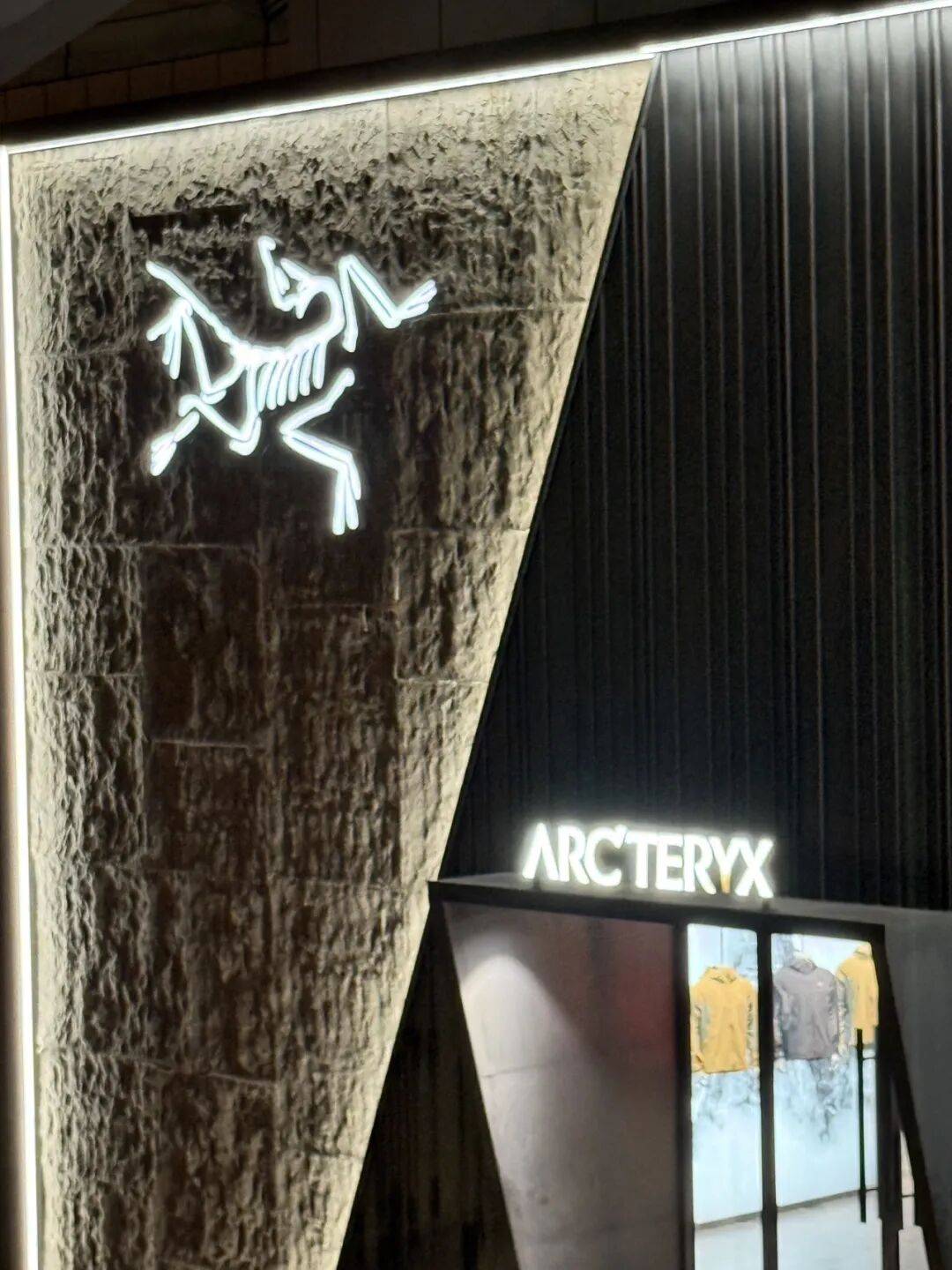 消费者开始退货!始祖鸟又被曝海内外道歉内容不一致