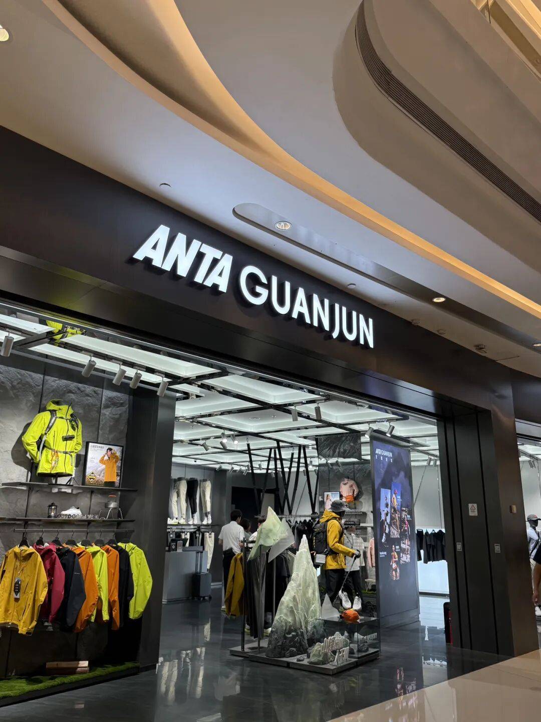 消费者开始退货!始祖鸟又被曝海内外道歉内容不一致