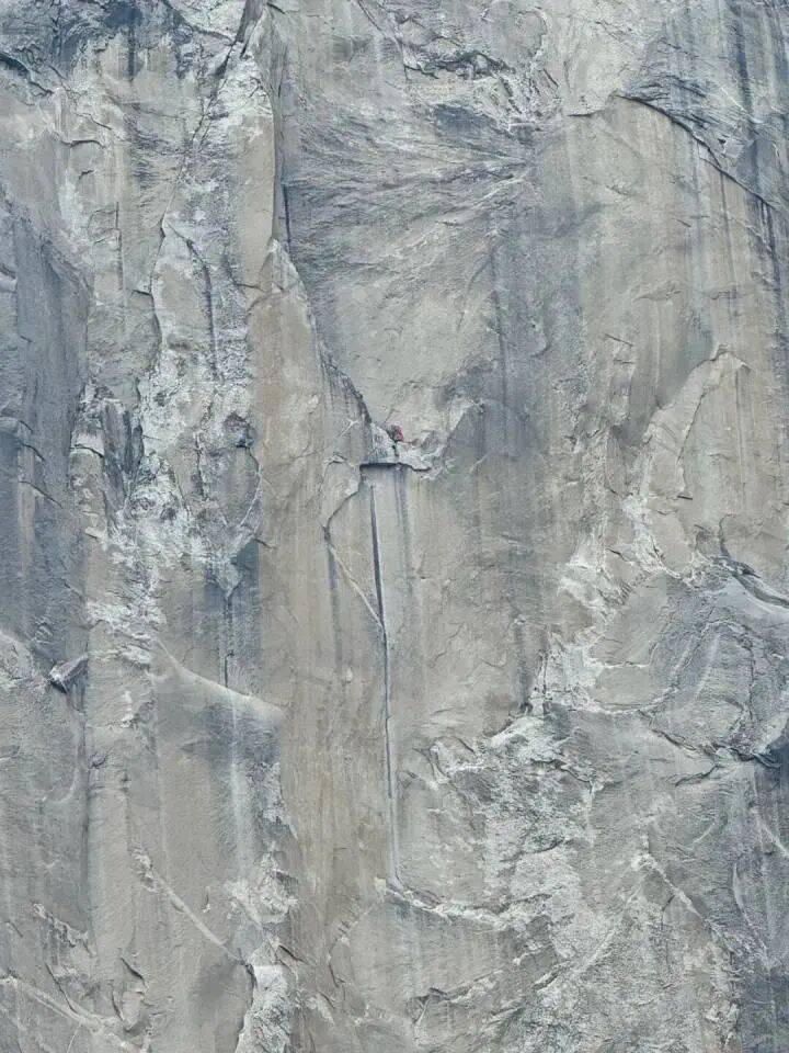 23岁知名网红在攀岩时失足坠崖,直播间观众目睹坠亡瞬间:本已登顶但工具卡在岩壁上需原路返回