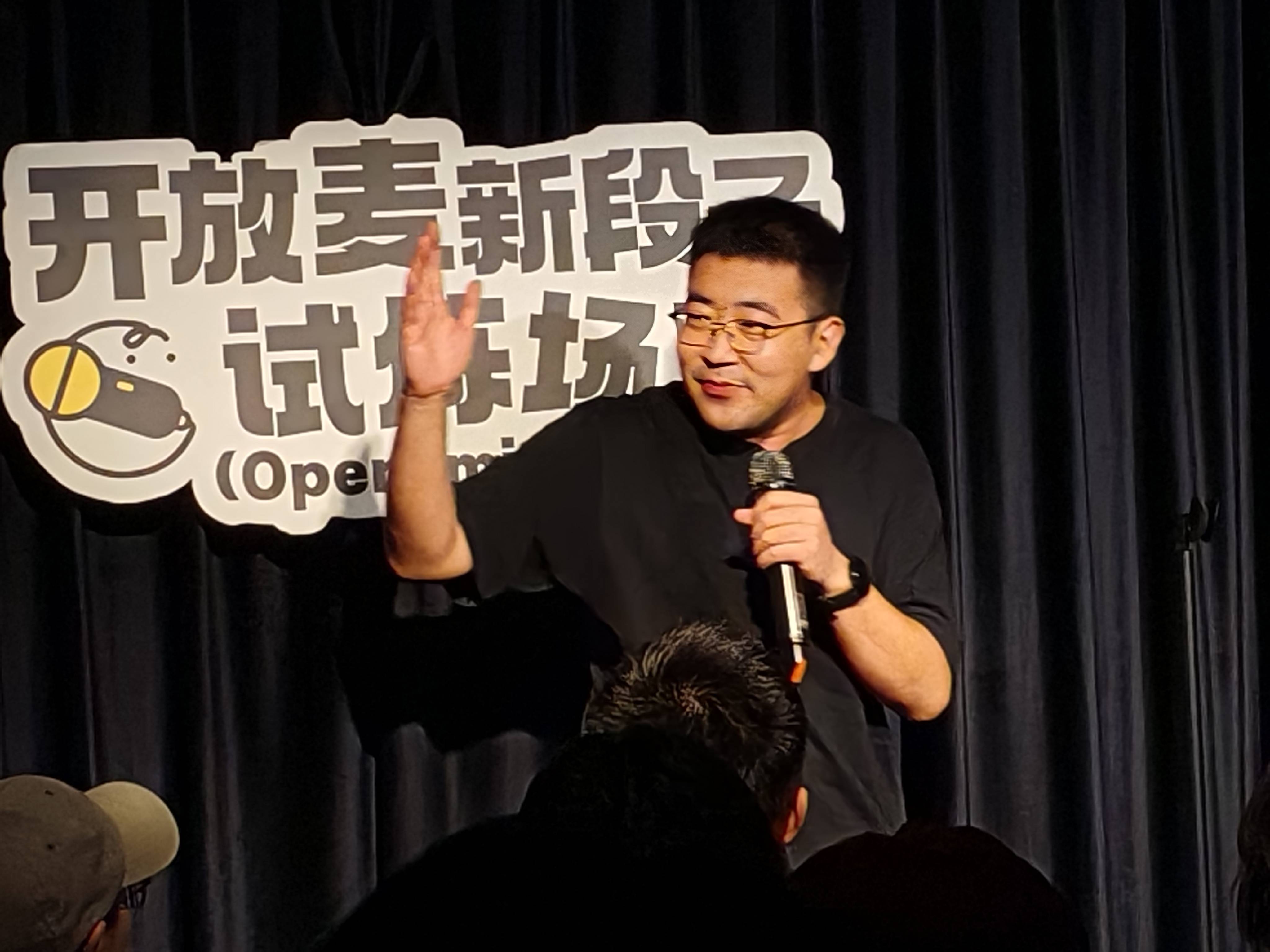 从报社到寺院，95后打工人把经历说成脱口秀