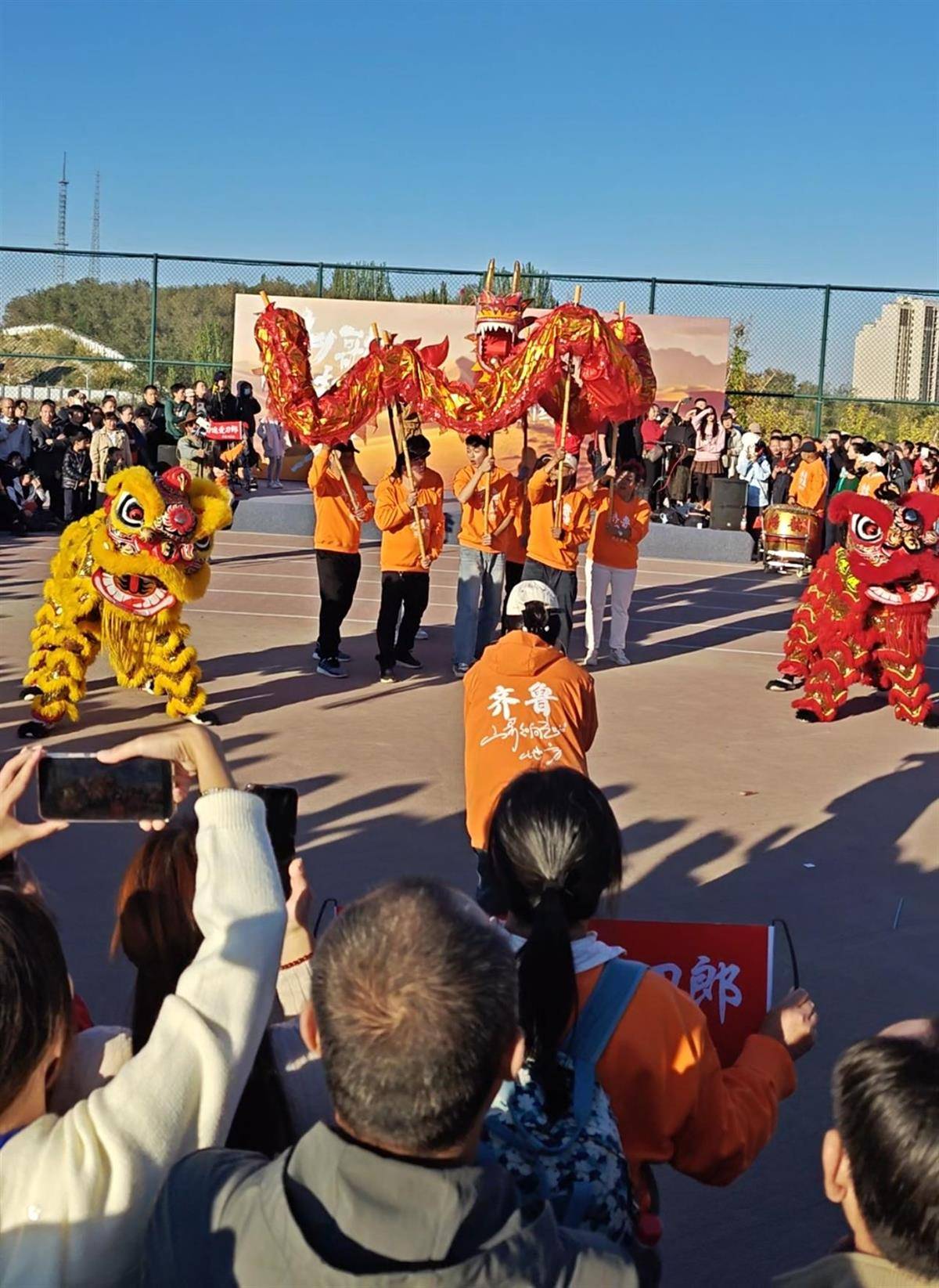 刀郎乌鲁木齐演唱会开唱，场外有刀迷免费为大家提供伙食，民宿老板宣布：持演唱会门票免费入住