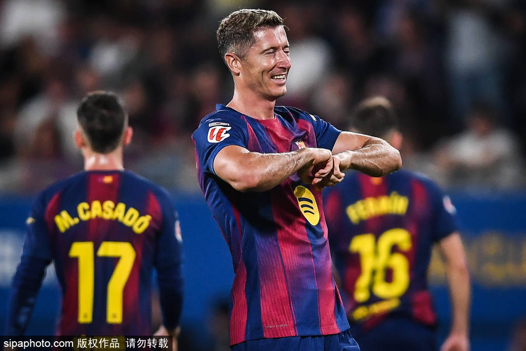 一场1-4惨败！巴塞罗那爆冷输球：莱万踢飞点球，38岁桑切斯破门