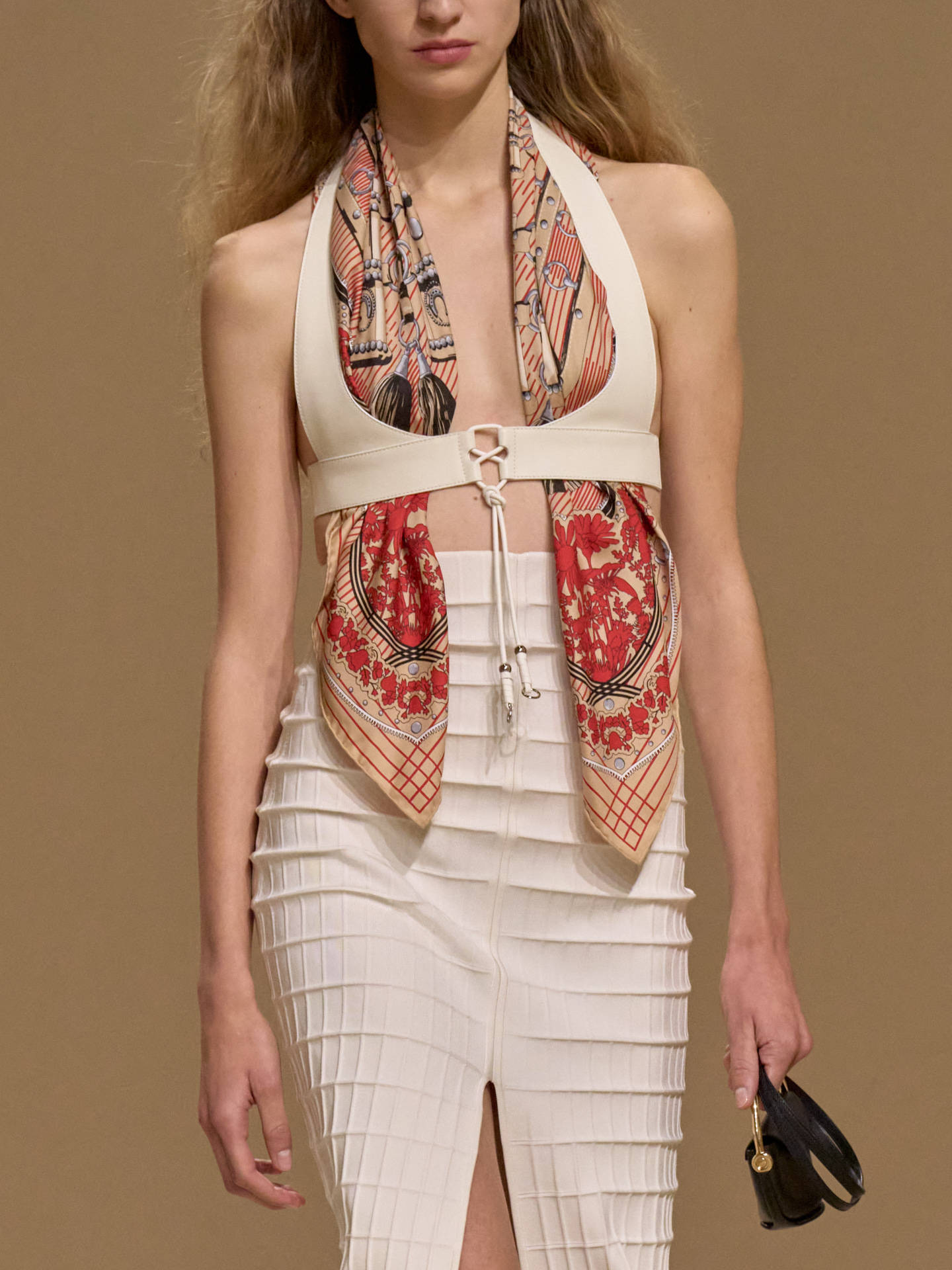 爱马仕秀场变沙滩，丝巾变上衣、亮色包袋注入新活力！