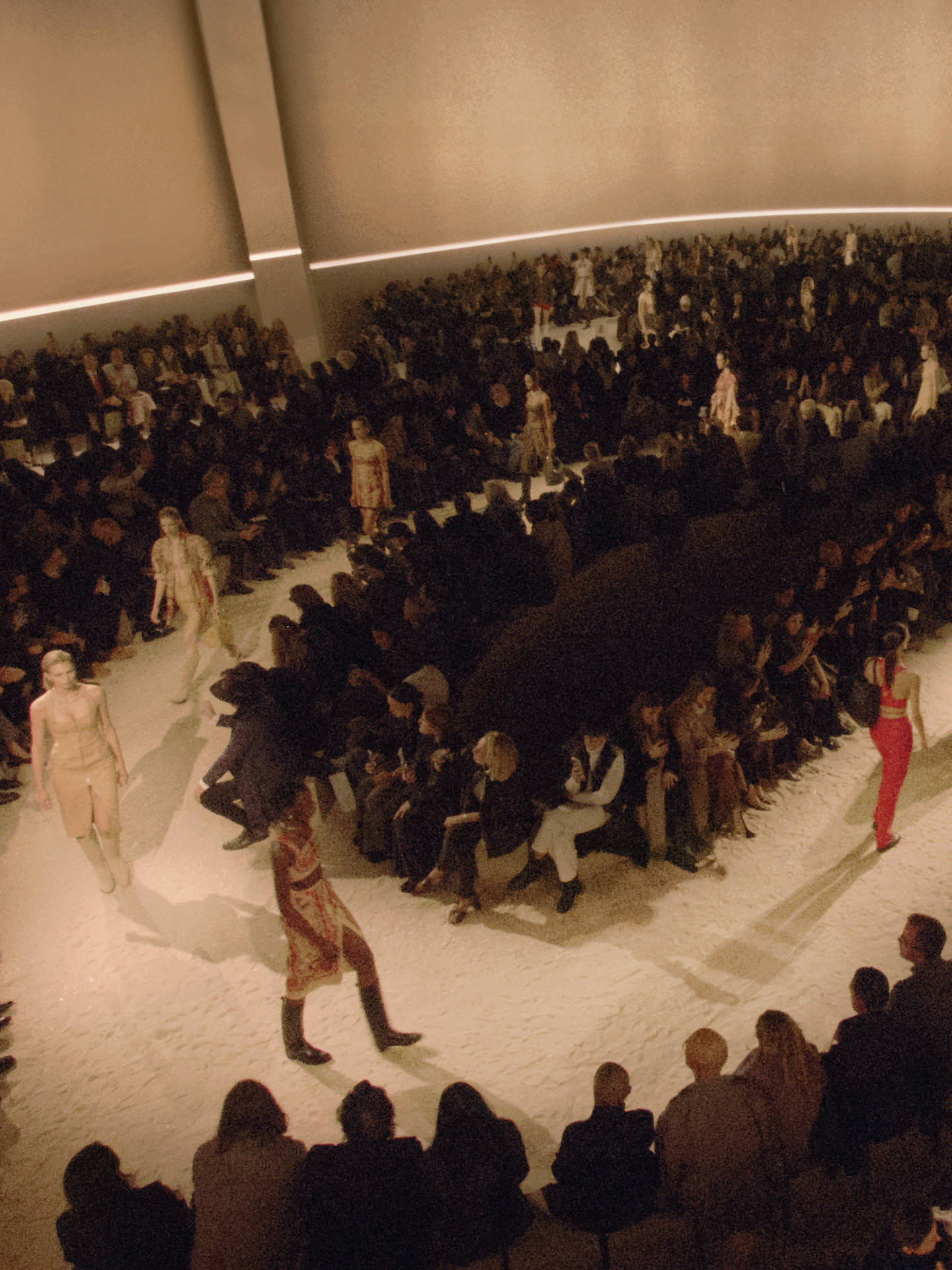 爱马仕秀场变沙滩，丝巾变上衣、亮色包袋注入新活力！