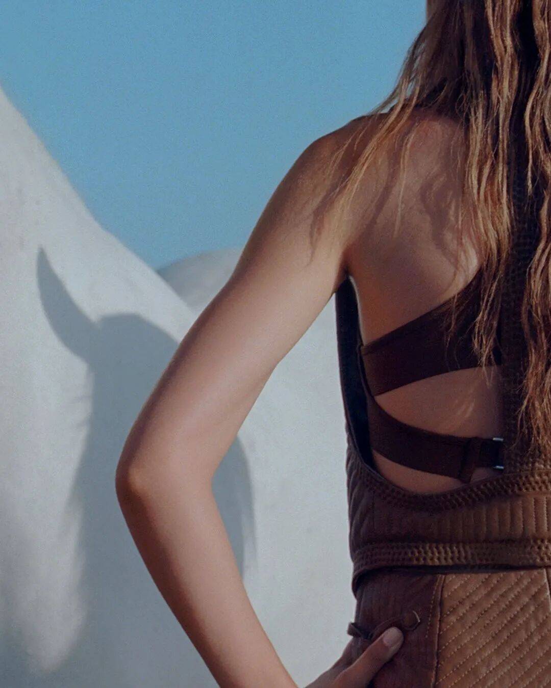 Hermès的女骑士，在沙滩上自由驰骋