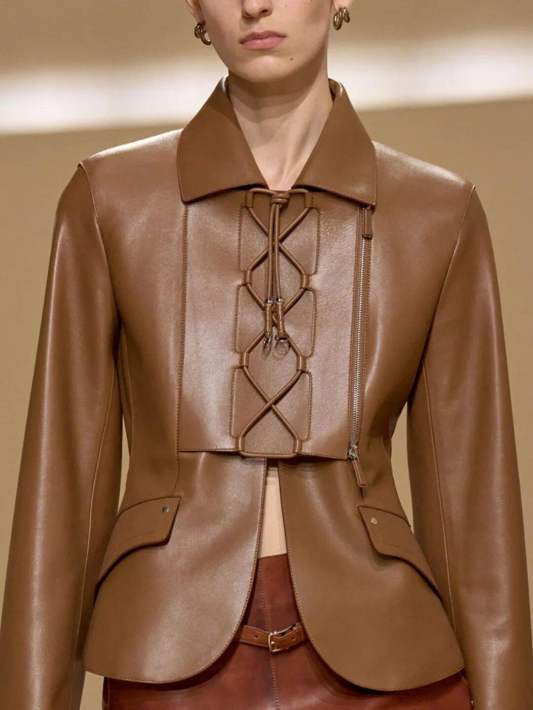 Hermès的女骑士，在沙滩上自由驰骋