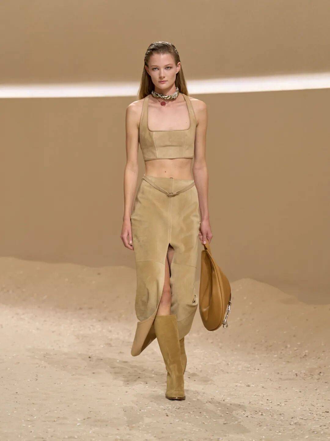 Hermès的女骑士，在沙滩上自由驰骋