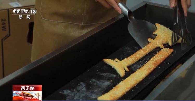 河南小伙烤出“非一般”的烧饼 一元一个只卖给小朋友