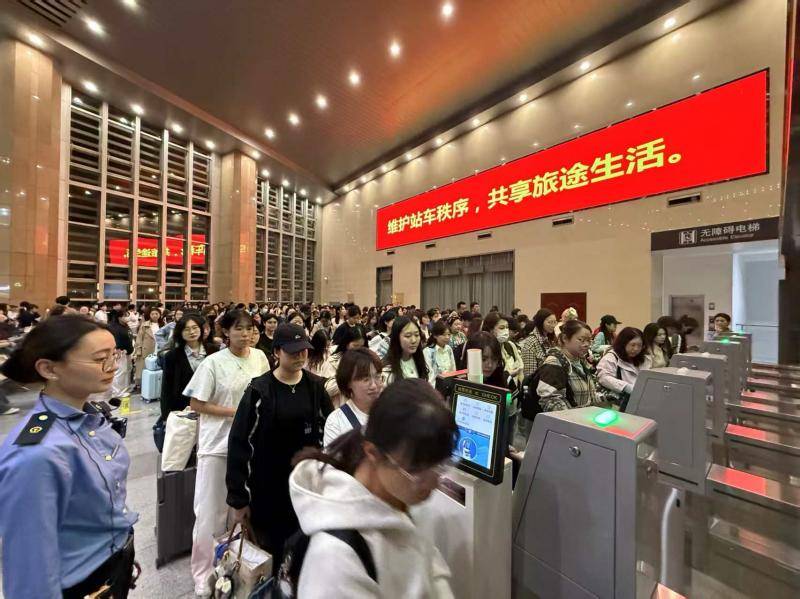 “歌迷专列”遇上返程高峰 多站联动保障夜间出行