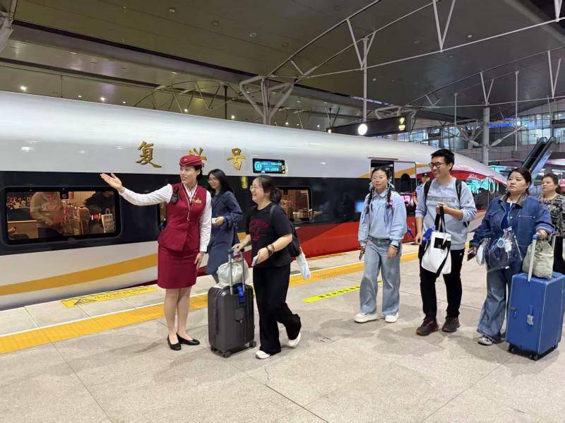 “歌迷专列”遇上返程高峰 多站联动保障夜间出行