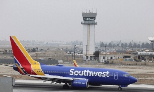 10天两万架飞机延误，机场6小时无人值守，美政府停摆将引发大乱，特朗普“甩锅”民主党