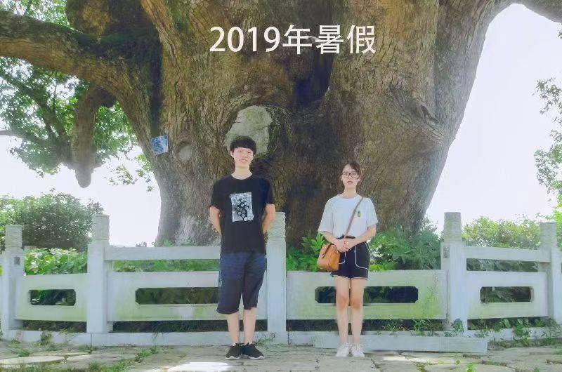 岳阳情侣连续9年在家乡千年古樟树下合影，今年国庆终修正果：希望爱情像古树一样长久