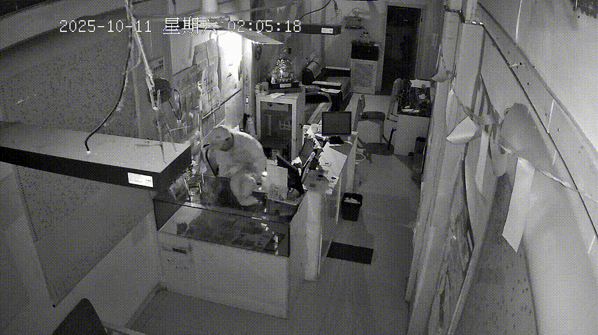 男子偷300张“刮刮乐”后连夜出逃，还玩“车票障眼法”，民警3分钟极限抓捕！