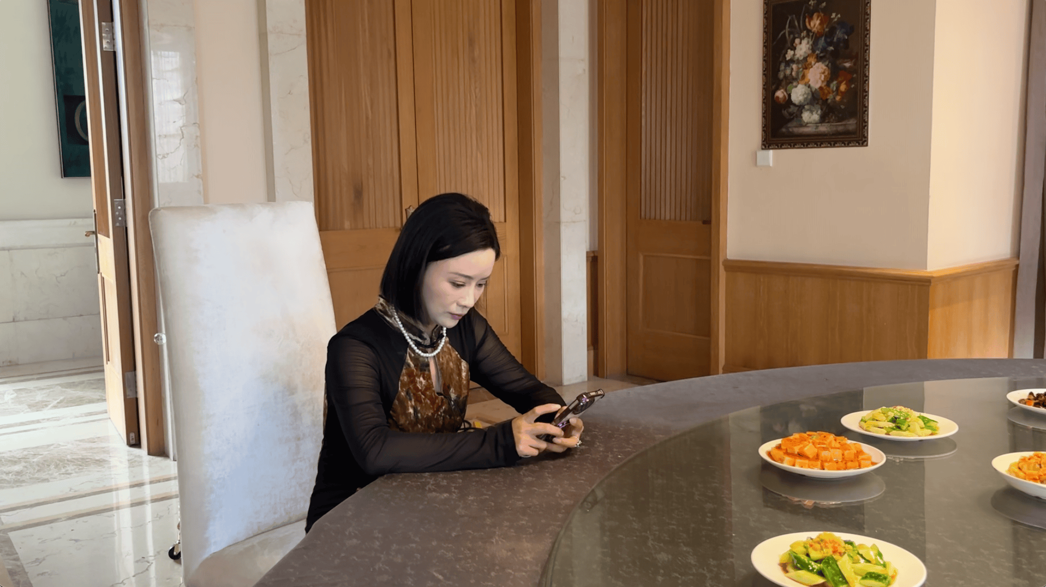 单亲妈妈演短剧日薪千元 成恶婆婆专业户