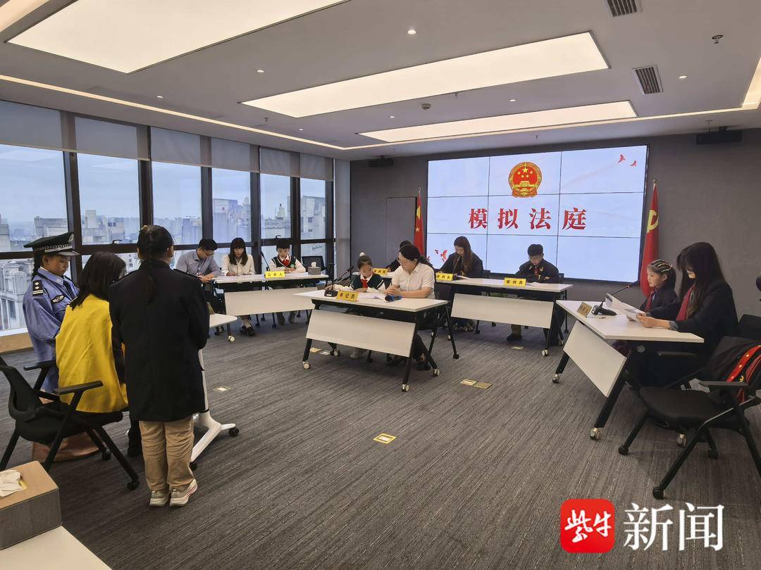 “叔叔是江苏的，将来一定带你们去看看！”镇江警官不忘承诺，四次组织近百名藏区学子来苏研学